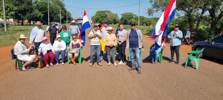 Vecinos de la comunidad de Loma Pero de San Juan Bautista, Misiones, exigen una fecha exacta de reinicio de obras del tramo tres de la ruta del progreso.