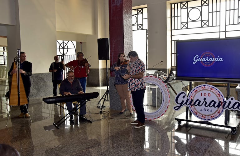 La música estuvo presente en el anuncio de la "Semana de la guarania", que se realizó hoy en el Puerto de Asunción.