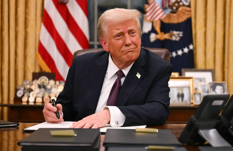 Donald Trump, en la oficina oval de la Casa Blanca, poco después de asumir como presidente de los Estados Unidos. 