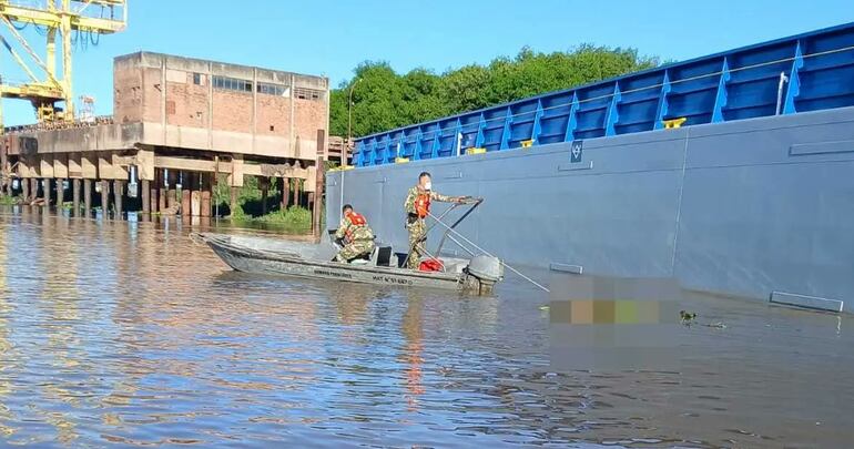 Los uniformados retiraron el cuerpo del río Paraguay.