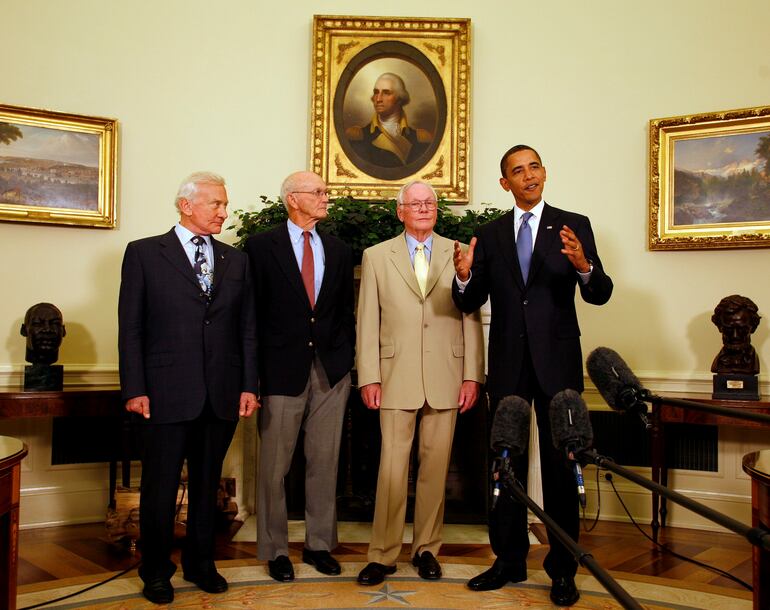 La tripulación del Apolo XI, Buzz Aldrin, Michael Collins y Neil Armstrong, posan para los medios junto al presidente de los Estados Unidos, Barack Obama, durante una recepción en la Casa Blanca, Washington, (Estados Unidos), en 2009. EFE/Martin H. Simon / POOL