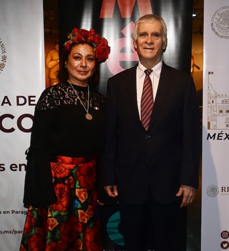 Jacqueline Morán Rosas, encargada de asuntos políticos y culturales de esa embajada y el embajador de México en Paraguay, Juan Manuel Nungaray.