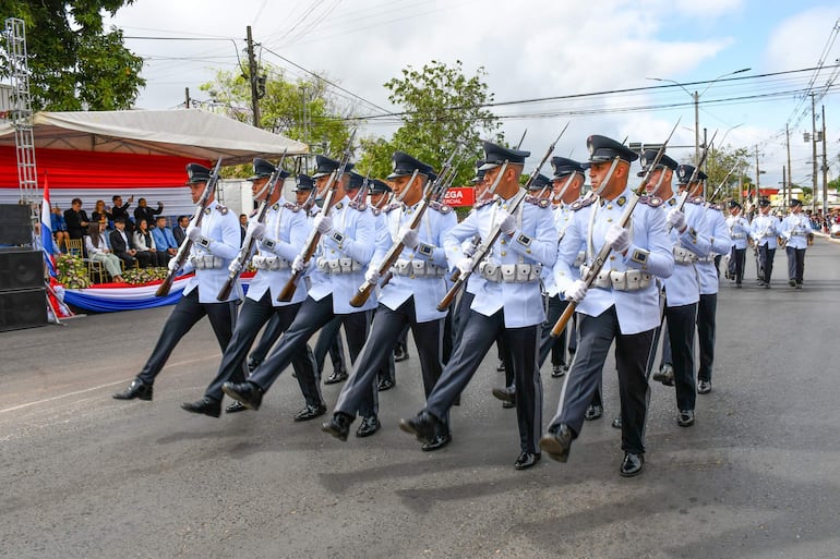 Cadetes de la Academia de la Policía Nacional desfilaron en San Antonio.