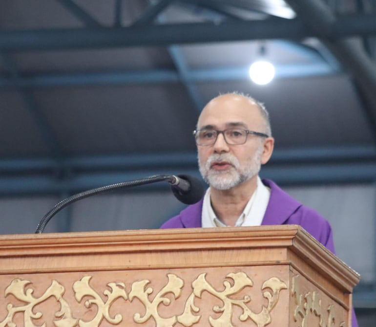 El padre Alberto Luna predicó la misa en en la basilica de Caacupé.