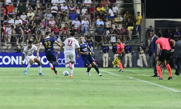 El paraguayo (d) Pedro Sarabia, entrenador de Nacional, observa una jugada en el partido frente a Alianza Lima por la ida de la Fase 1 de la Copa Libertadores 2025 en el estadio Arsenio Erico, en Asunción, Paraguay.