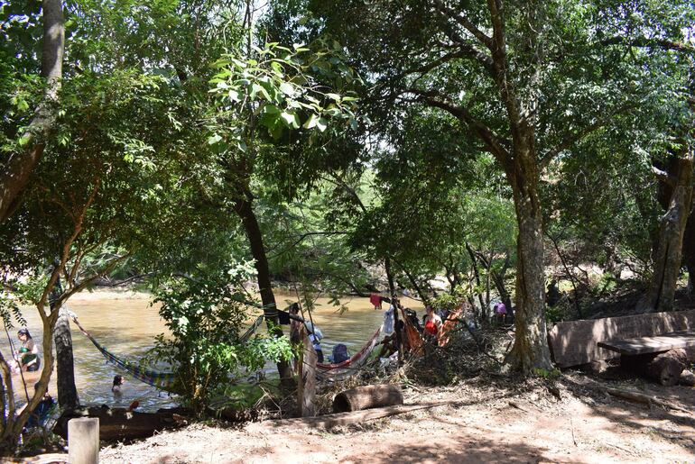 Las familias pueden llegar al lugar para acampar, colocar sus hamacas y disfrutar de la naturaleza del balneario ecológico Paso Carreta.