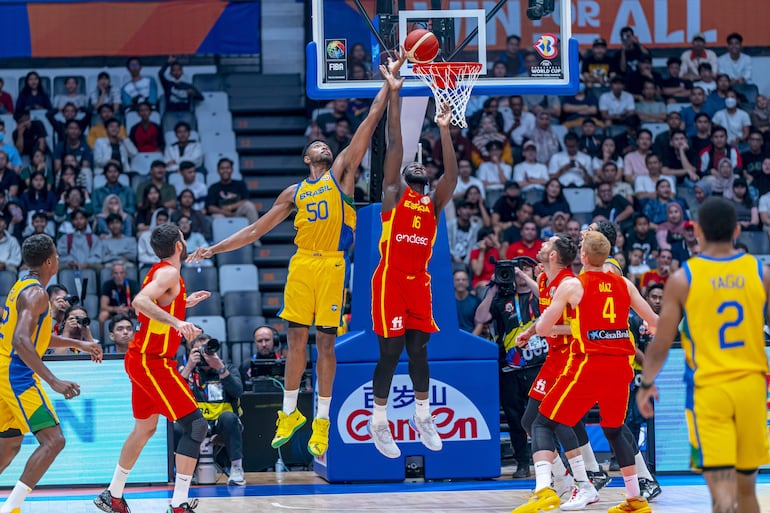 El alero español Usman Goruba (d) y Bruno Caboclo  de Brasil durante el partido que se impusieron los europeos. (EFE)