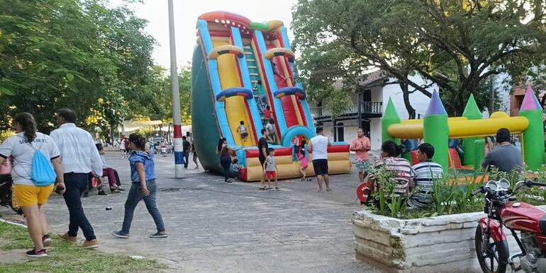 Con un marcado descenso de temperatura que llegó a los 17 grados en la madrugada de Nochebuena, las familias pilarenses optaron por paseos en plazas y la costanera en lugar de la playa San Antonio.