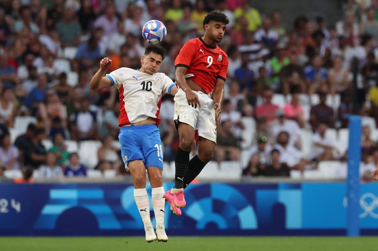 Wilder Viera (i), jugador de la selección de Paraguay, salta para cabecera una pelota en el partido frente a Egipto por los cuartos de final de los Juegos Olímpicos 2024.