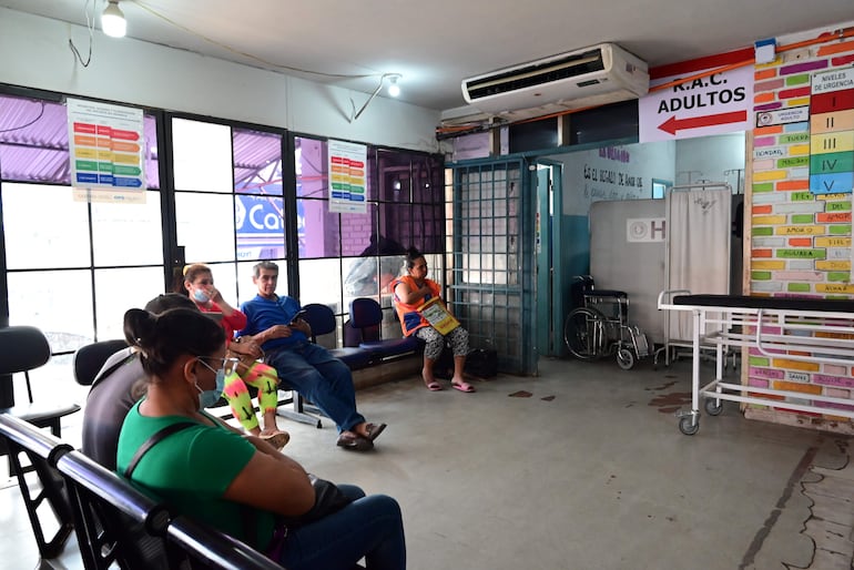 En el Hospital General Barrio Obrero, los pacientes reclamaron falta de medicinas y largas horas de espera.