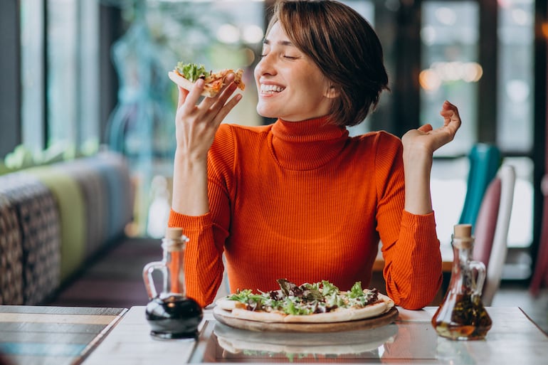 Comer sano sin esfuerzos extraordinarios 
 y combinando los requerimientos físicos. Foto: Senivpetro/Freepik/EFE