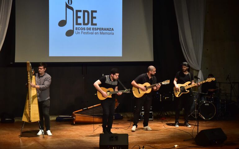 El grupo Guaraní Folk formó parte de esta velada por la memoria.