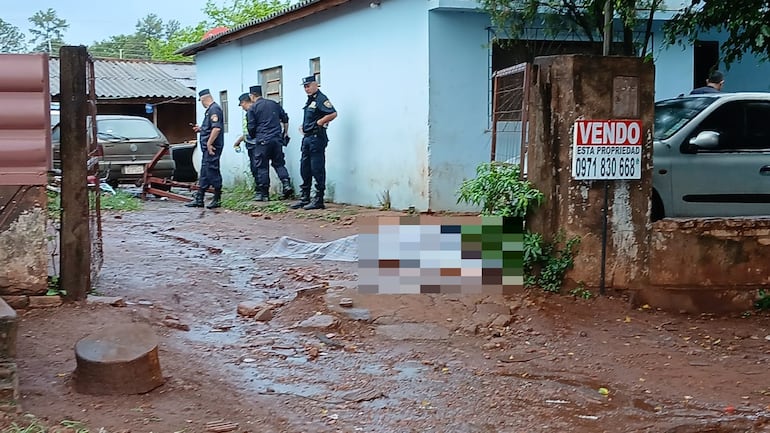 El cuerpo fue hallado por los ocupantes de la casa quienes dieron aviso a la Policía.