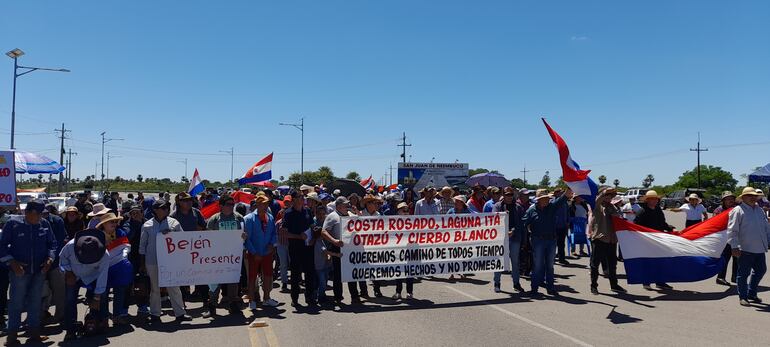 Cansados  de la falsas promesas de las autoridades locales, departamentales y nacionales, pobladores de diferentes distritos se manifestaron para reclamar camino de todo tiempo.