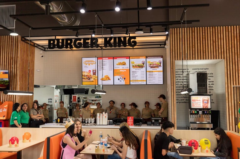 Burger King se adapta a los tiempos modernos para llegar a más hogares paraguayos.