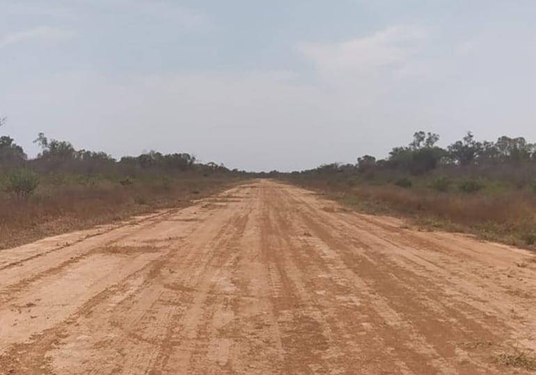 La pista de aterrizaje de la estancia Divino Niño del Chaco, donde bajó la narcoavioneta que fue destruida, rapiñada y quemada.