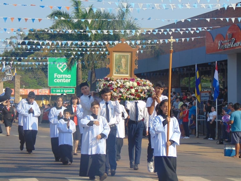 Alumnos portando la imagen del Santo Patrono de su comunidad San Rafael Arcángel.