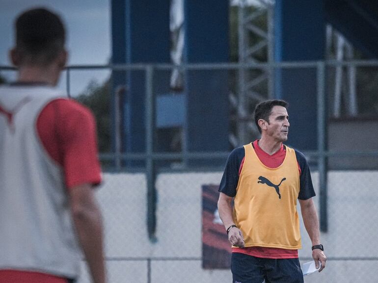 El español Manolo Jiménez, técnico de Cerro Porteño, en una sesión de entrenamiento del plantel en el estadio la Ollita en Asunción, Paraguay.