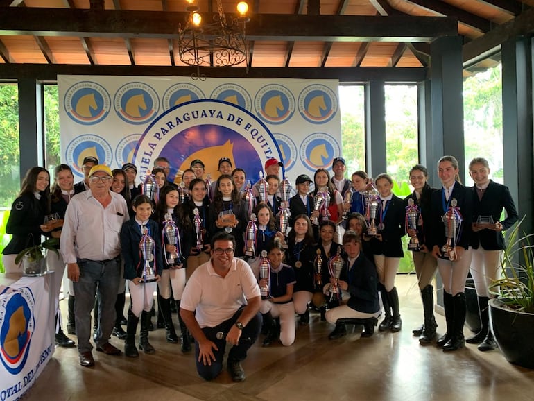 Todos los ganadores de la Sexta Fecha del Ranking, organizado por la Escuela Paraguaya de Equitación.