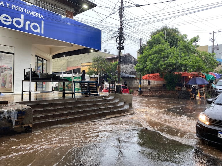 Lluvia copiosa en las calles del mercado de Luque.