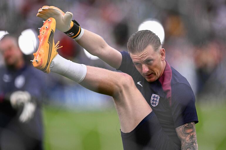 Jordan Pickford, arquero de la selección de Inglaterra, en el calentamiento previo a la final de la Eurocopa 2024 frente a España en el Olímpico de Berlín, en Alemania. 