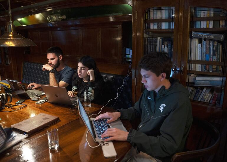 Jóvenes participantes del Proyecto Darwin200 trabajan en el interior del buque Oosterschelde, el 8 de marzo de 2024, en Valparaíso (Chile). El centenario barco a vela neerlandés Oosterschelde, que recrea la expedición científica en la que Charles Darwin dio la vuelta al mundo, llegó este jueves a las Islas Galápagos (Ecuador), el archipiélago considerado un laboratorio natural donde el científico británico se inspiró para desarrollar su teoría de la selección natural y evolución de las especies en el siglo XIX.