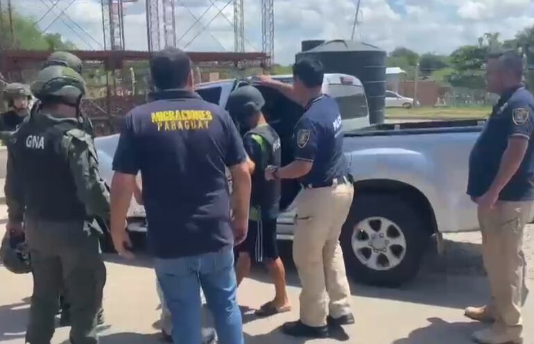 El sospechoso fue entregado a las autoridades de su país a través del  puente internacional San Ignacio de Loyola, que une la provincia de Formosa con el territorio paraguayo, 