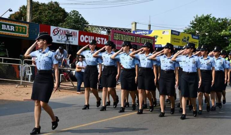 Uniformados del Colegio de Policía Sgto. Aydte. José Merlo Saravia participaron del desfile estudiantil.