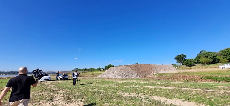 Construccion de muro de piedra en plena playa publica en Remansito. Constitucion de la Comision Permanente
De liza paredes <lizaideparedes@gmail.com>
Destinatario foto <foto@abc.com.py>
Fecha 25-01-2024