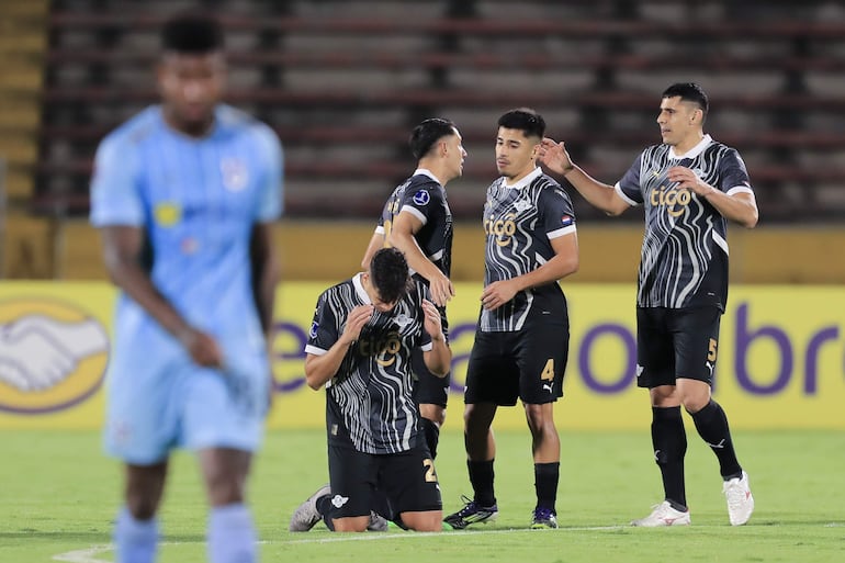 Los jugadores de Libertad celebran la clasificación a los octavos de final de la Copa Sudamericana 2024 en el estadio Olímpico Atahualpa, en Quito, Ecuador.