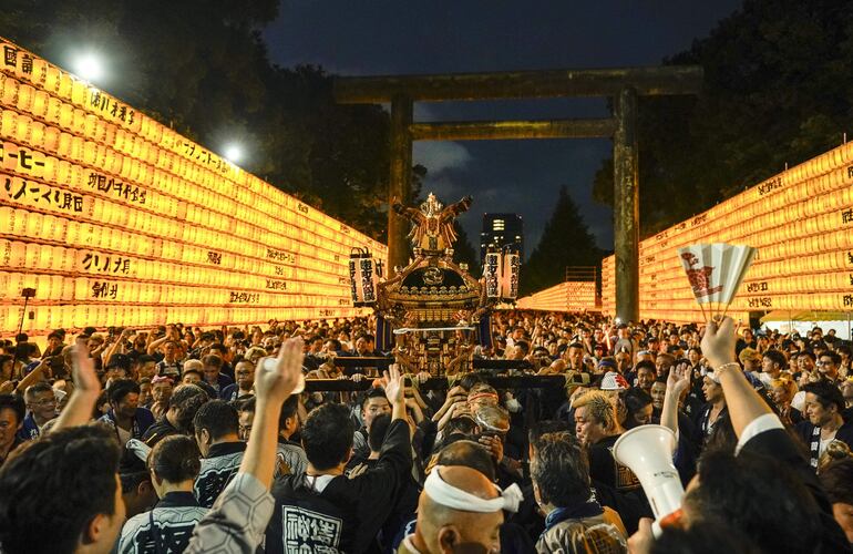 Un santuario portátil es llevado al recinto del Santuario Yasukuni en Tokio, Japón.