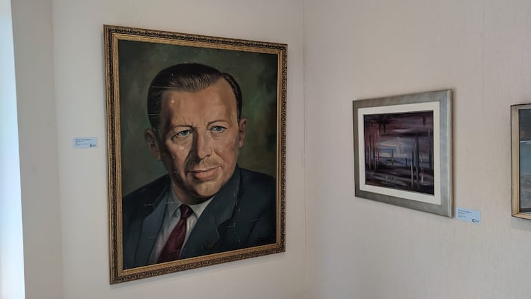 Retrato del dictador Alfredo Stroessner, óleo sobre lienzo, del pintor belga Leonardo Torfs. La polémica obra pertenece a la colección Hrisuk y se exhibe en el Centro Municipal de Arte de Encarnación.