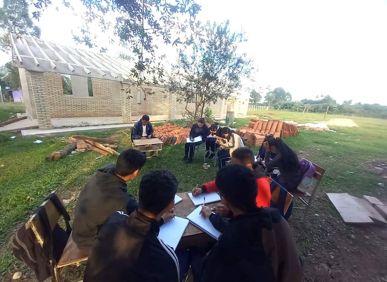 Los alumnos dan clases en el patio, mientras la construcción de tres aulas siguen inconclusa y abandonada por la empresa Norteñito del Sur.