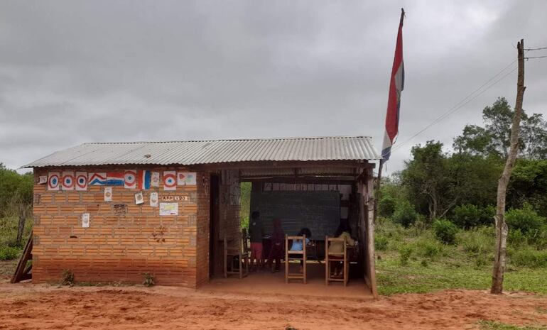 La Escuela Básica Nº 8.066 La Paloma funciona en un almacén comunitario.