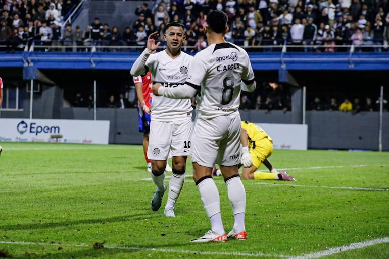 Carlos Arrúa celebra el tanto de apertura en el marcador, acompañado por Derlis González, autor de la segunda anotación decana. (Foto: APF)