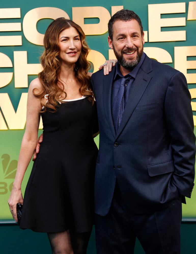 El actor estadounidense Adam Sandler y su esposa Jackie Sandler llegaron sonrientes a los People's Choice Awards 2024. (Michael TRAN / AFP)