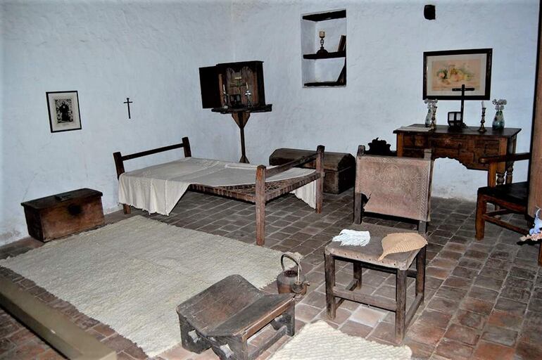 En el interior de la Casa - Oratorio Cabañas se pueden apreciar imágenes sacras y mobiliario de la época colonial.