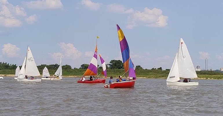 Los navegantes demostraron sus destrezas en el manejo de sus embarcaciones en el río Paraguay.