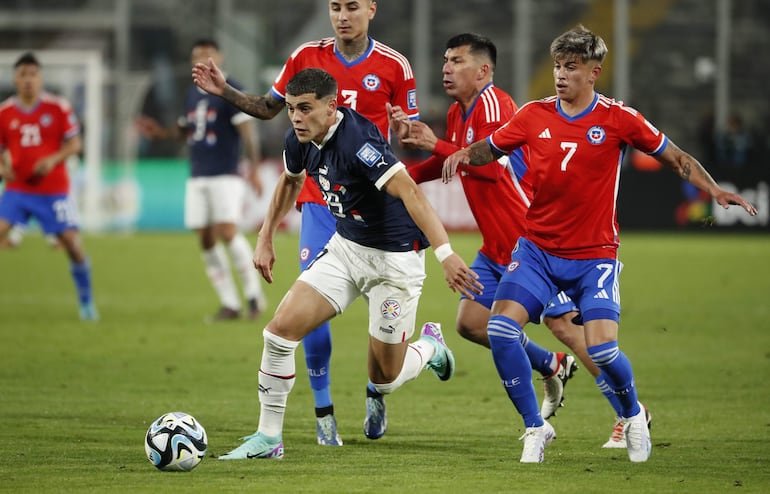 Ramón Sosa se escapa de la marca y crea un ataque para Paraguay. Para Santa Cruz, es uno de los mejores de la Albirroja