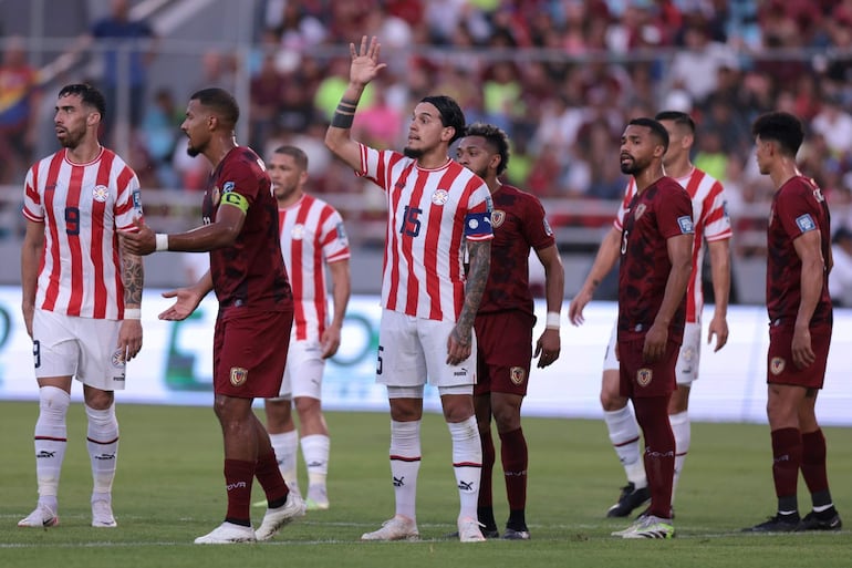 Gustavo Gómez (15), jugador de la selección paraguaya, en el partido contra Venezuela por la segunda fecha de las Eliminatorias Sudamericanas al Mundial 2026 en el estadio Monumental, en Maturín, Venezuela.