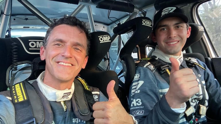 Diego Domínguez Bejarano y Rogelio Peñate saludan a bordo del Škoda Fabia Rally2 Evo, luego de una gran faena en las pruebas libres oficiales.