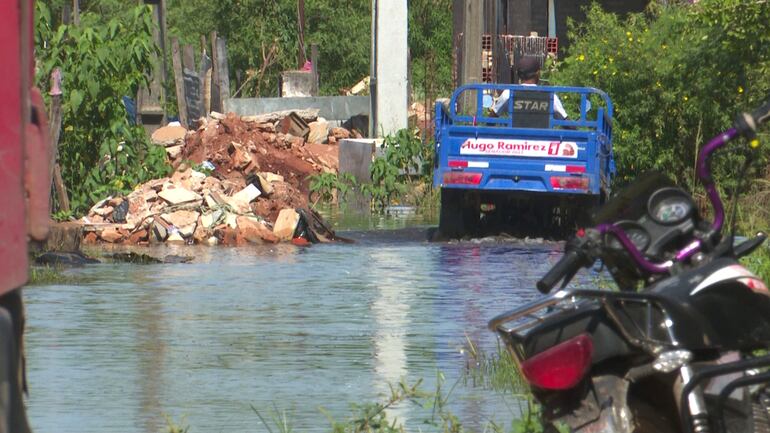 Las aguas del río ya toman las calles del Bañado Sur.