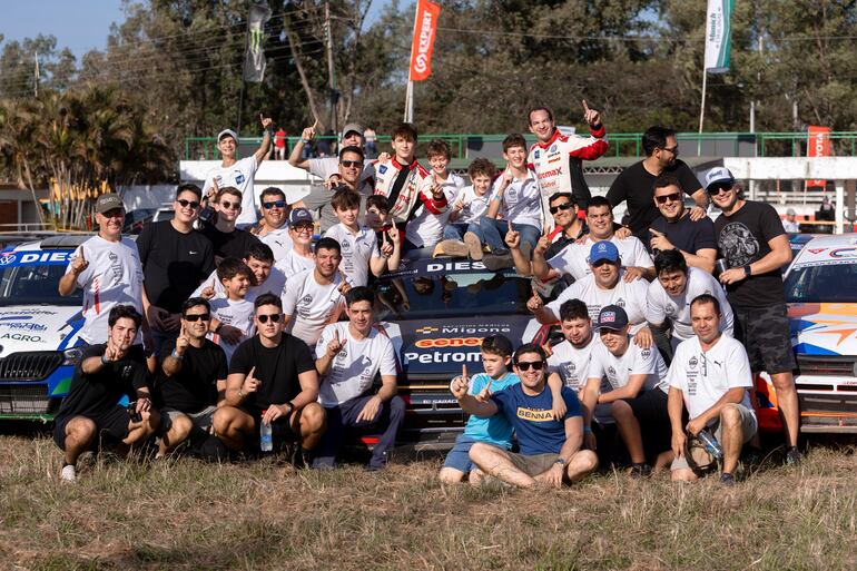 El pleno del equipo Saba Competición celebra el primer puesto conseguido por la dupla Saba-Canillas, con el VW Polo GTI R5.