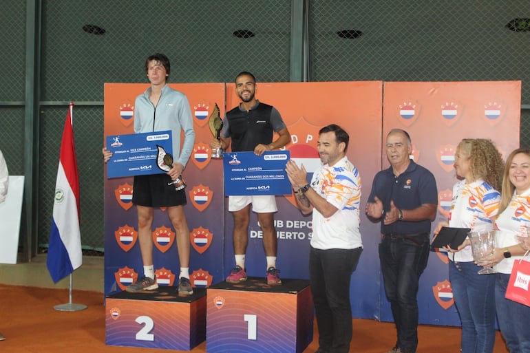 Federico González (d), campeón, junto a Santino Morel, finalista.