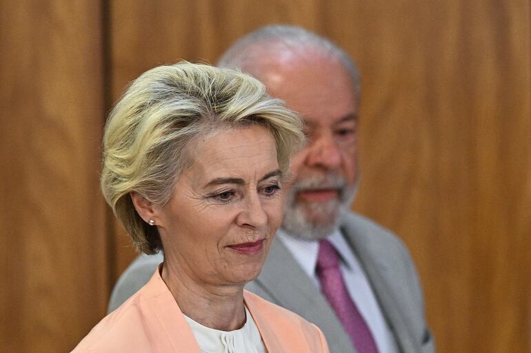 La líder europea Úrsula Von der Leyen (i) y el presidente de Brasil, Lula da Silva (al fondo).  El acuerdo de asociación entre Mercosur y la UE sigue tropezando. (archivo)