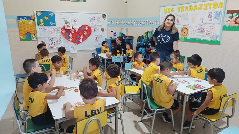 La Escuela Jardín y Preescolar José de Paiva Netto, se encuentra ubicada en el barrio Santa Rosa de la ciudad de Lambaré.