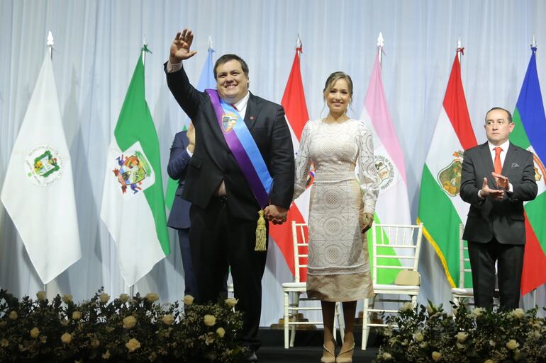 El Gobernador de Guairá, César Luis Sosa Fariña (ANR) junto a su esposa, Alejandra Bellenzier.