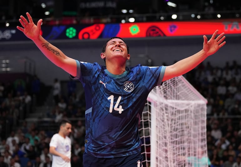 Jorge Espinoza, jugador de la selección de Paraguay, celebra un gol en el partido frente a Uzbekistán por la segunda fecha del Grupo A del Mundial 2024 de Futsal FIFA en el Humo Arena, en Tashkent.