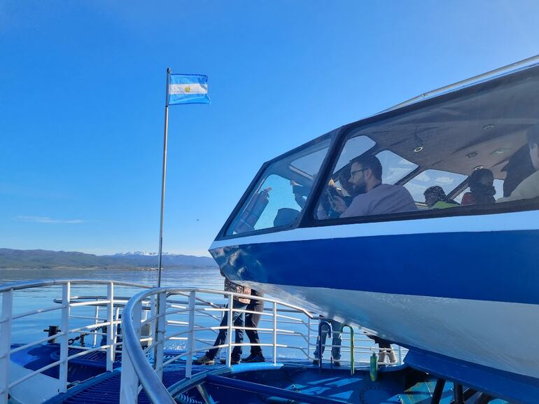 La navegación por el Canal del Beagle se hace en catamaranes acondicionados para tener las mejores vistas panorámicas.