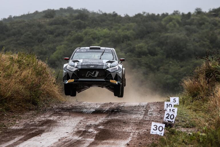 Raudo paso del Hyundai i20 N Rally2, al mando de Fau Zaldívar y Marcelo Der Ohannesian, en la complicada jornada de ayer.